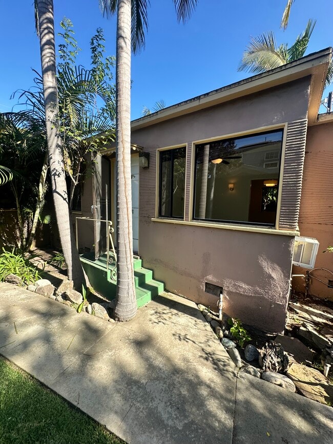 Building Photo - 2538 1/2 Military Ave Unit 2536.5