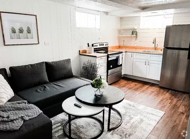 Building Photo - Iowa Unit Iowa Downstairs Rental