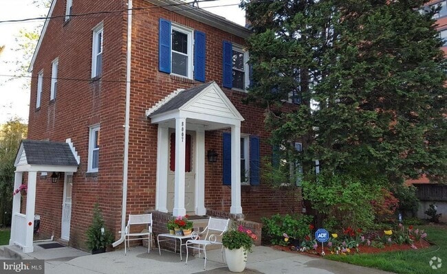 Building Photo - Charming Colonial in the heart of Bethesda Rental