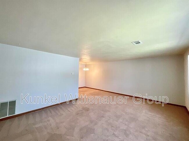 Photo - 22 Yorkshire Ln