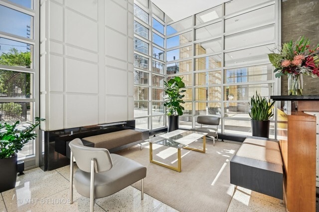 Photo - 700 N Larrabee St