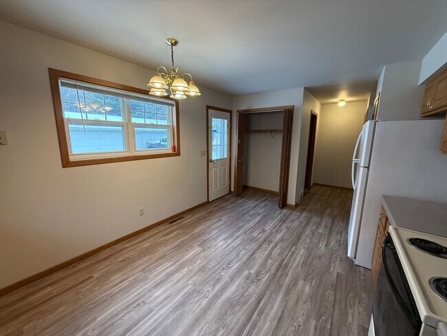 Photo - 554-556 E Wisconsin St Unit 554
