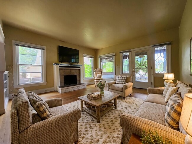 Victorian Home Downtown – Available NOW - Victorian Home Downtown – Available NOW