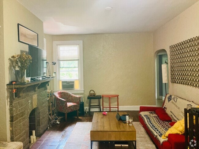 Building Photo - Beautiful Townhome on Quiet Street in the ...