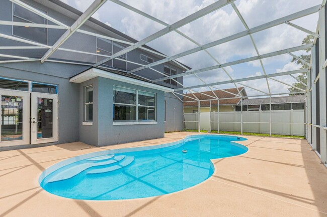 Photo - 2252 Wyndam Way