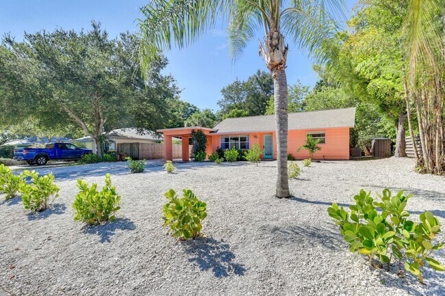Building Photo - Charming 3/2 Available Now! Furnished or U... Rental
