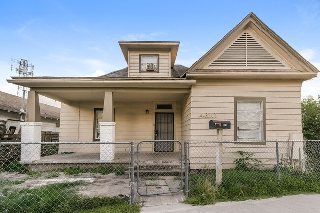 Building Photo - 4610 Schroeder St Unit 2
