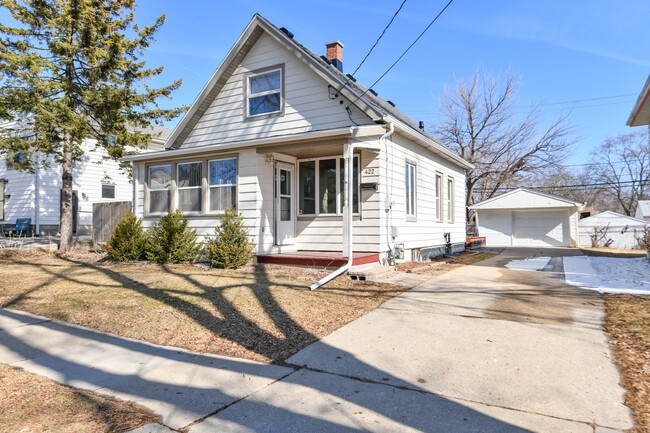 Photo - 422 S 89th St