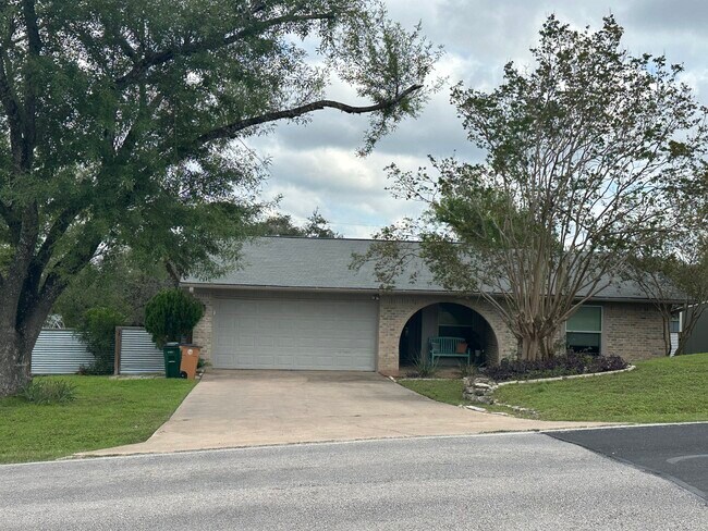 Building Photo - 6805 Silvermine Dr Rental