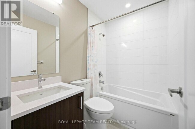 Photo - 360 Deschâtelets Ave. Unit 209
