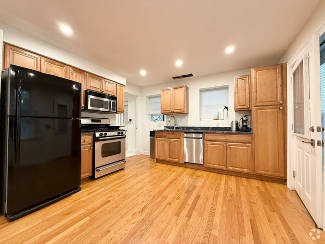 Building Photo - 51 Pleasant St Rental