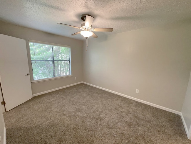 Sommerset-Remodeled-Apt-Bedroom2_web.jpg