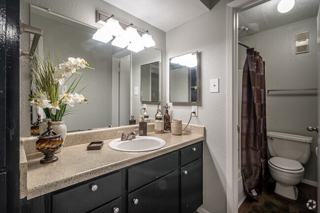 2BR, 2BA - 1,076SF - Woodchase Apartments