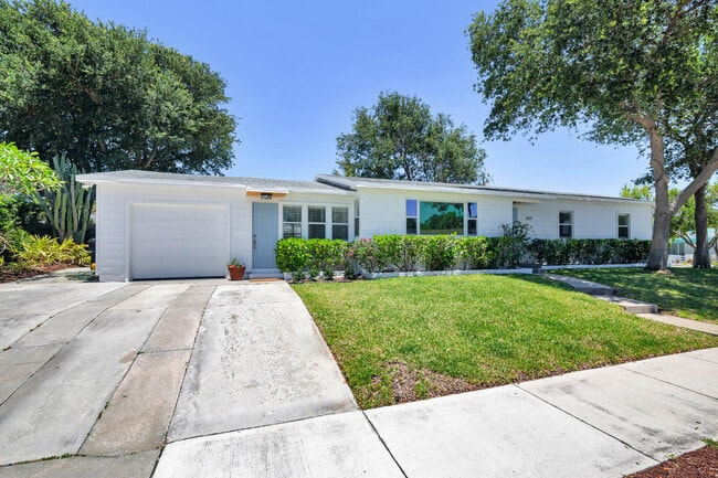 Building Photo - 304 Wellesley Dr