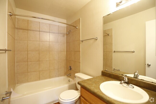 1BR, 1BA - 680 SF - Greentree Village Apartments