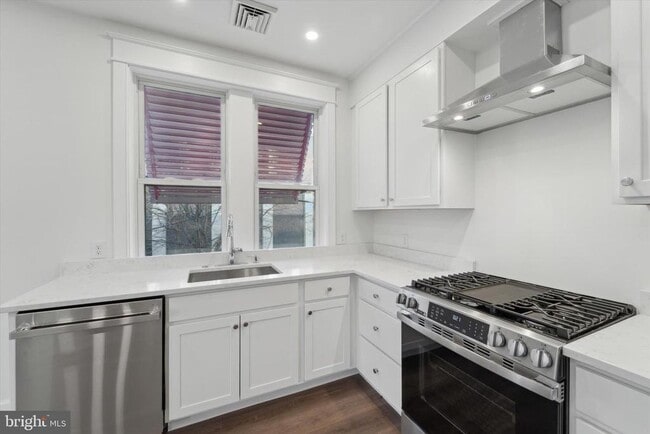 Photo - 1049 W Lancaster Ave