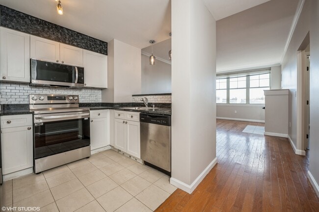 Kitchen stainless steel appliances - 300 Mamaroneck Ave Unit 825