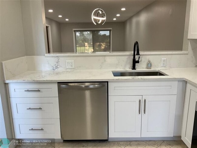 Photo - 6101 N Falls Cir Dr Unit 303