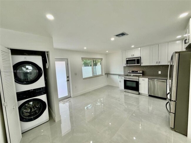 Photo - 3 bedroom in Miami FL 33142