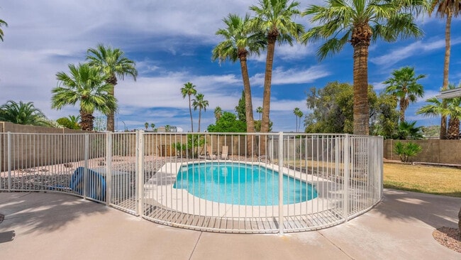 Building Photo - 2426 E Sahuaro Dr