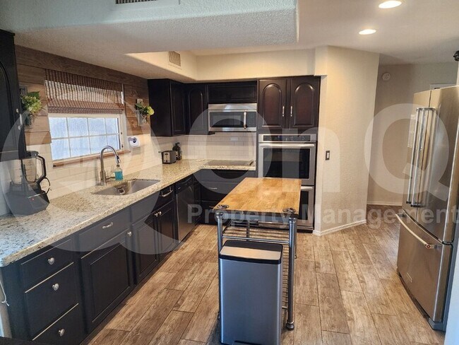 Photo - 420 S Meadows Dr House