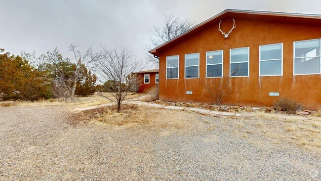 Building Photo - Light and Bright Country Living 3 bed plus... Rental