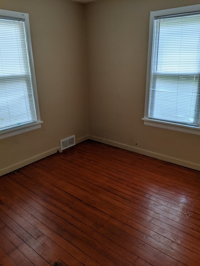 Photo - 608 N James St