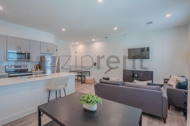 Building Photo - Unit B