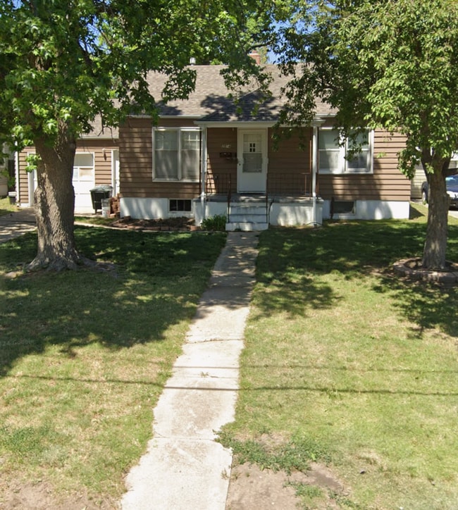 Building Photo - 2 Bedroom, 1 Bathroom House with attached single garage