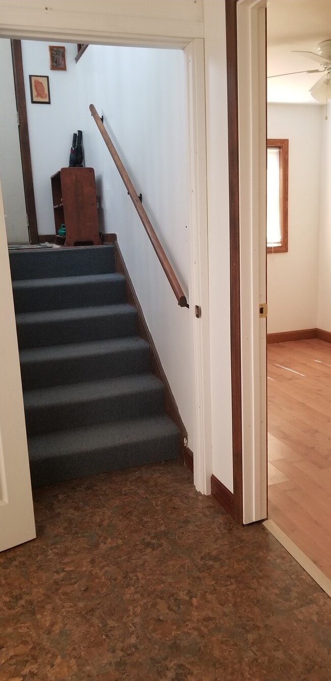 Pasillo al apartamento de abajo - 2116 Thaler Ave