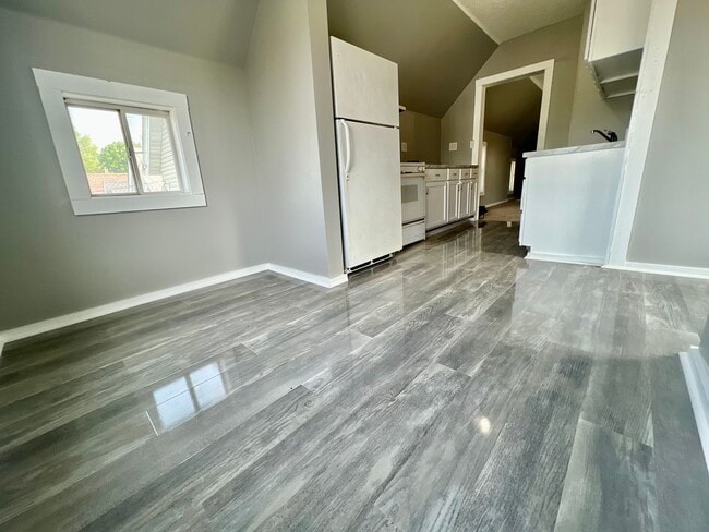 Building Photo - 587 Charles Ave Unit 2