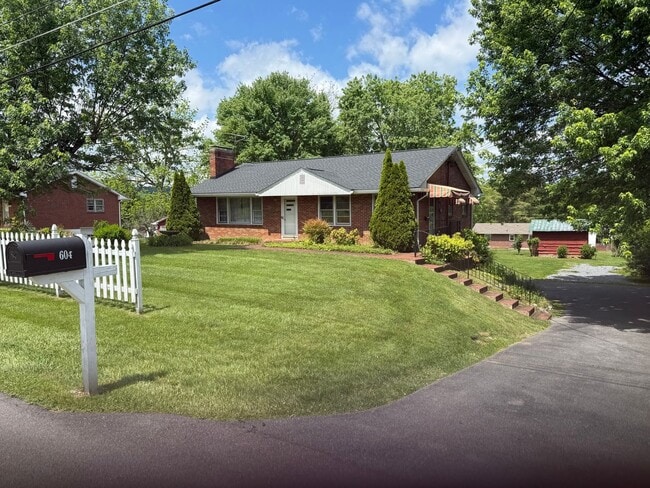 Building Photo - Beautiful 3 bedroom- North Johnson City