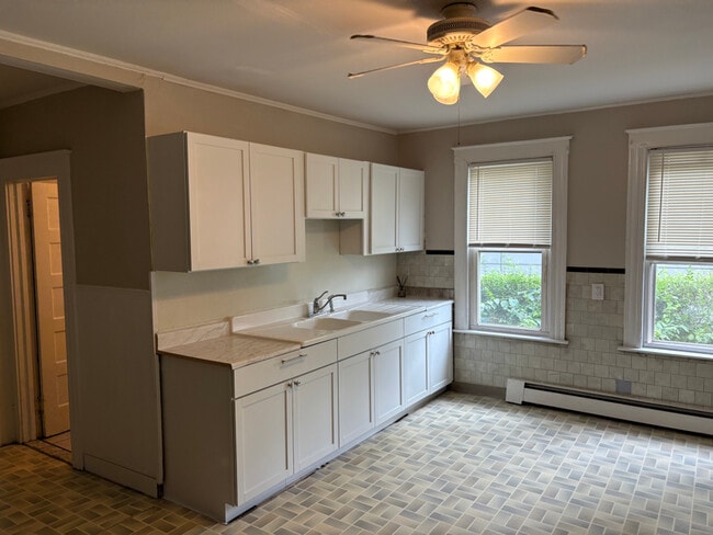 Building Photo - 528 Stanley St