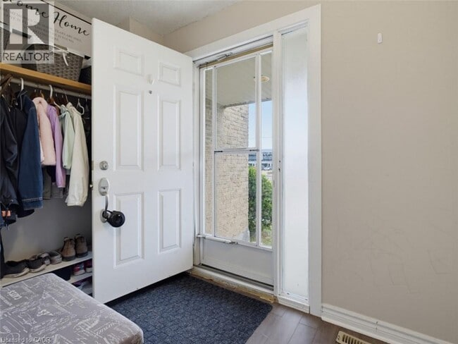 Photo - 500 Osgoode Dr