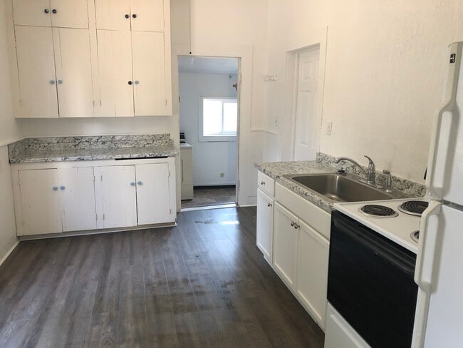 Photo - 125 NE Whitman St