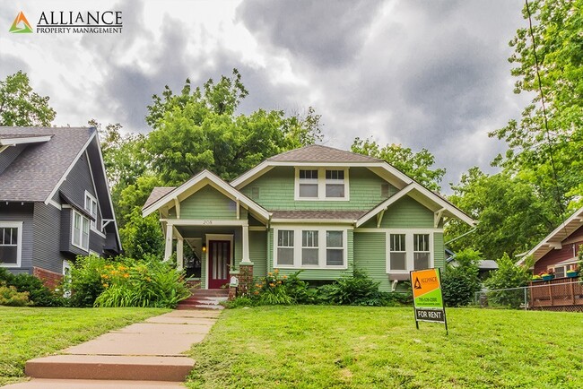 Building Photo - Gorgeous Home!!