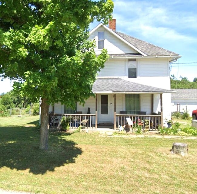 Building Photo - Large farmhouse with garage in Mapleton Schools