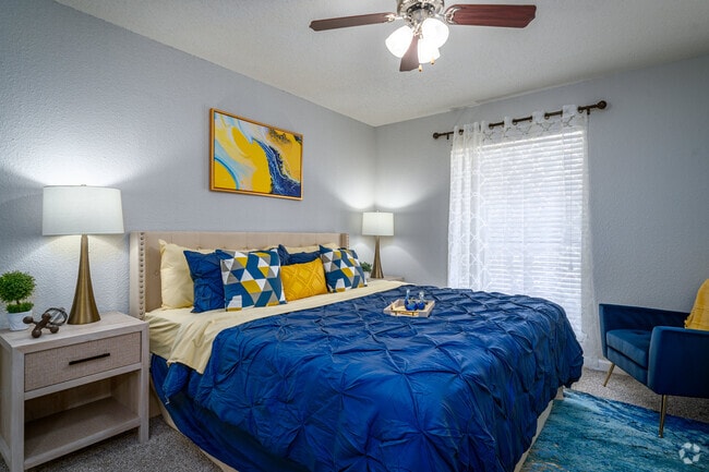 2BR, 2BA - 917SF