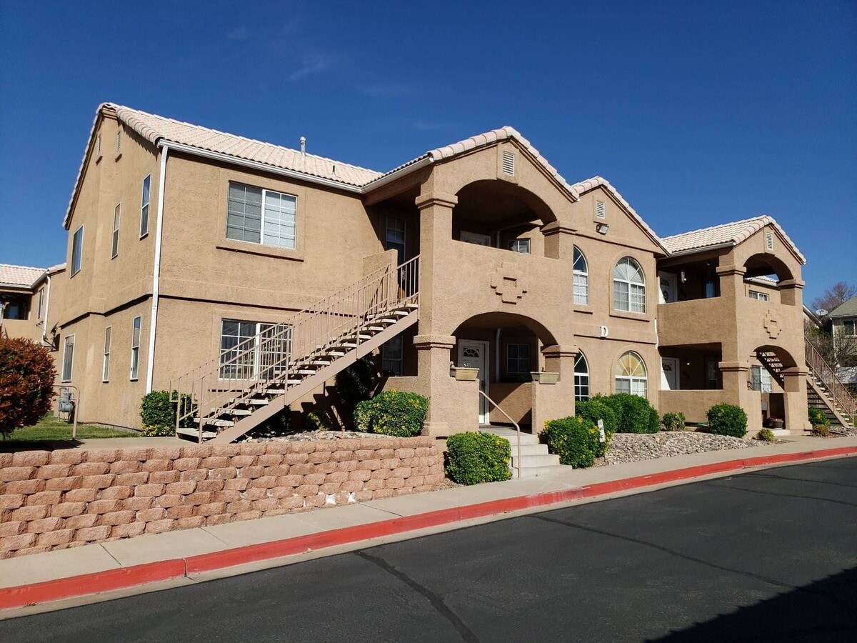 DOG-FRIENDLY, 2-Bed, 2-Bath Townhome - DOG-FRIENDLY, 2-Bed, 2-Bath Townhome
