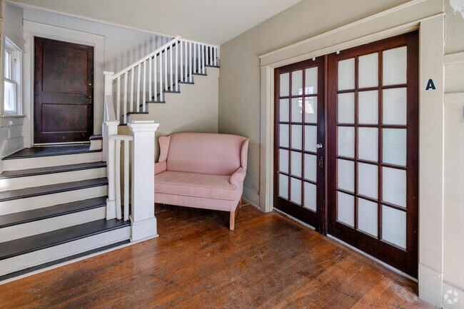 2516 Kavanaugh Blvd - Lobby