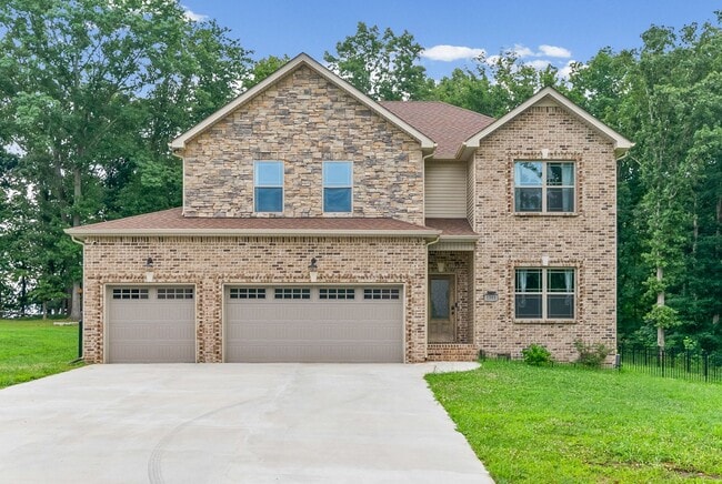 Building Photo - Pet Friendly Four Bedroom!
