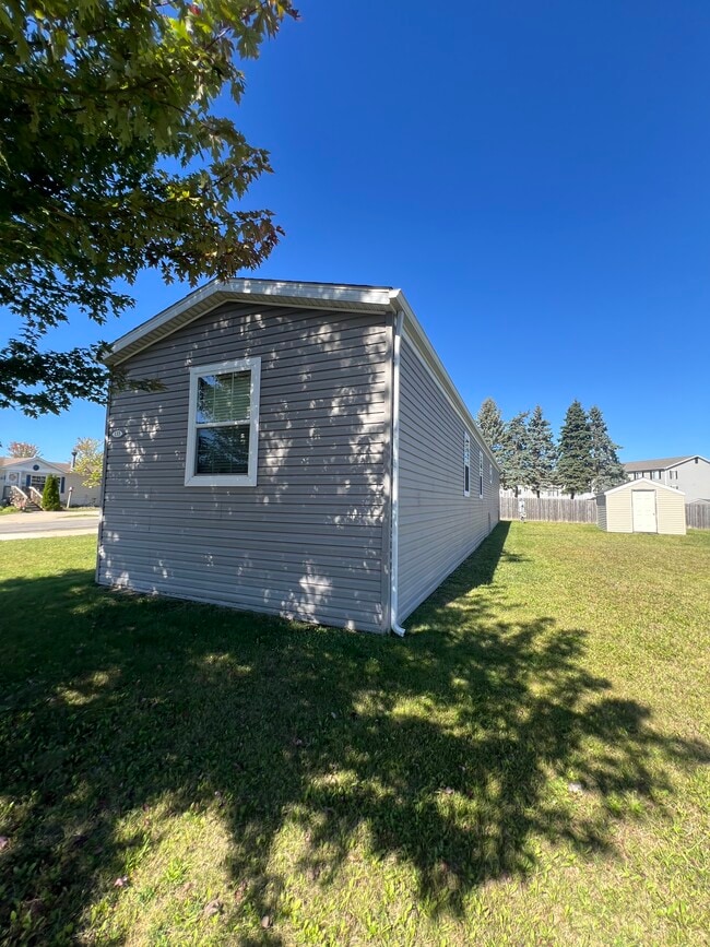 Building Photo - 133 Grand River Dr