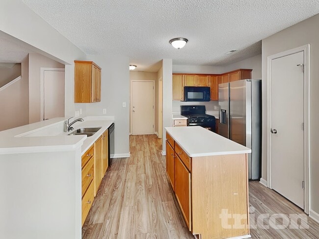 Photo - 535 Railway Pl SW