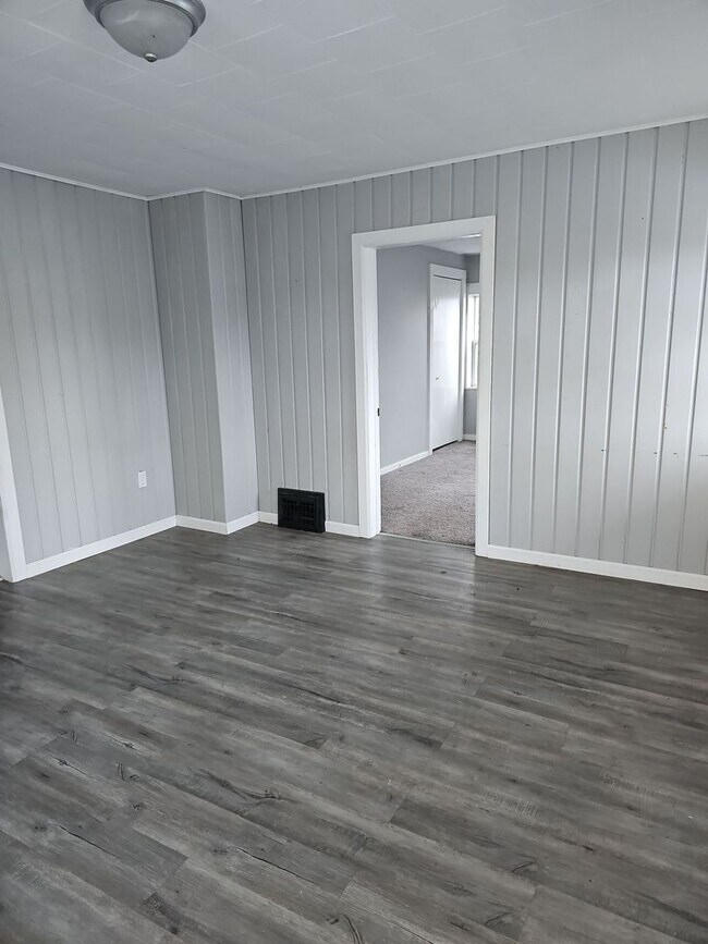 1821 27th Ave. East Moline, IL 61244 Rental House Rental in East