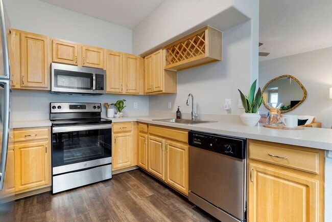 Building Photo - Up to 6 Weeks Off | 1-Bed Near Beltway 8! Unit MTMW