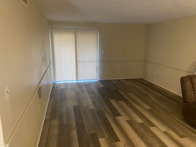Photo - * MOVE IN SPECIAL * 1/2 OFF 2ND MONTH'S RENT!! Location, location, location! 875 SF Unit- 1 bd/ 1...