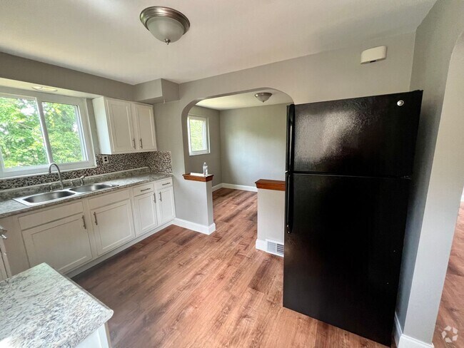 Building Photo - Stunning Home - 2 Bedroom 1 Bathroom - Pit...