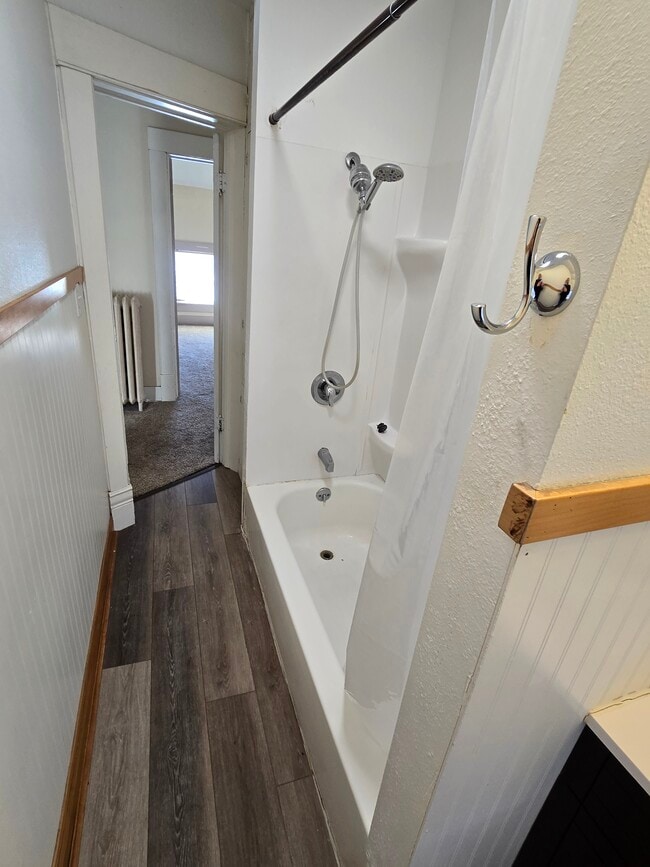 Baño - 150 W School St