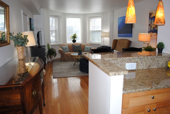 Building Photo - 1522 N La Salle Dr Rental