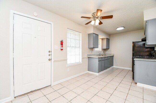 Building Photo - 1526 East Ave Unit 203